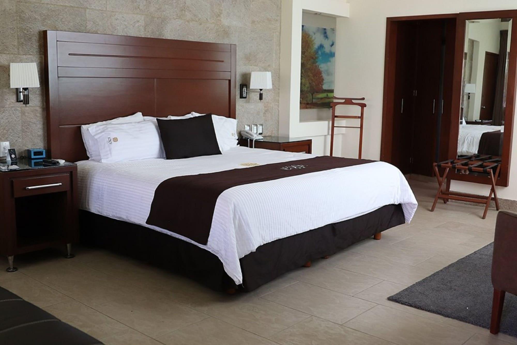Hotel Ecce Inn & Spa Silao Exterior foto A bedroom at the Grand Hyatt Hotel