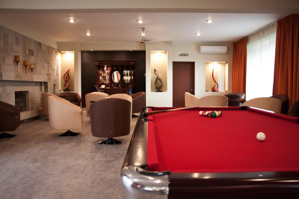 Hotel Ecce Inn & Spa Silao Exterior foto A pool table in a hotel