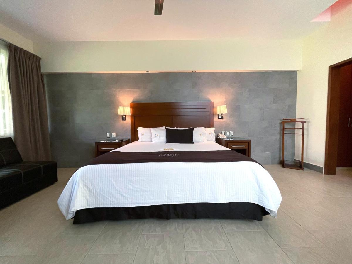 Hotel Ecce Inn & Spa Silao Exterior foto A bedroom at the hotel